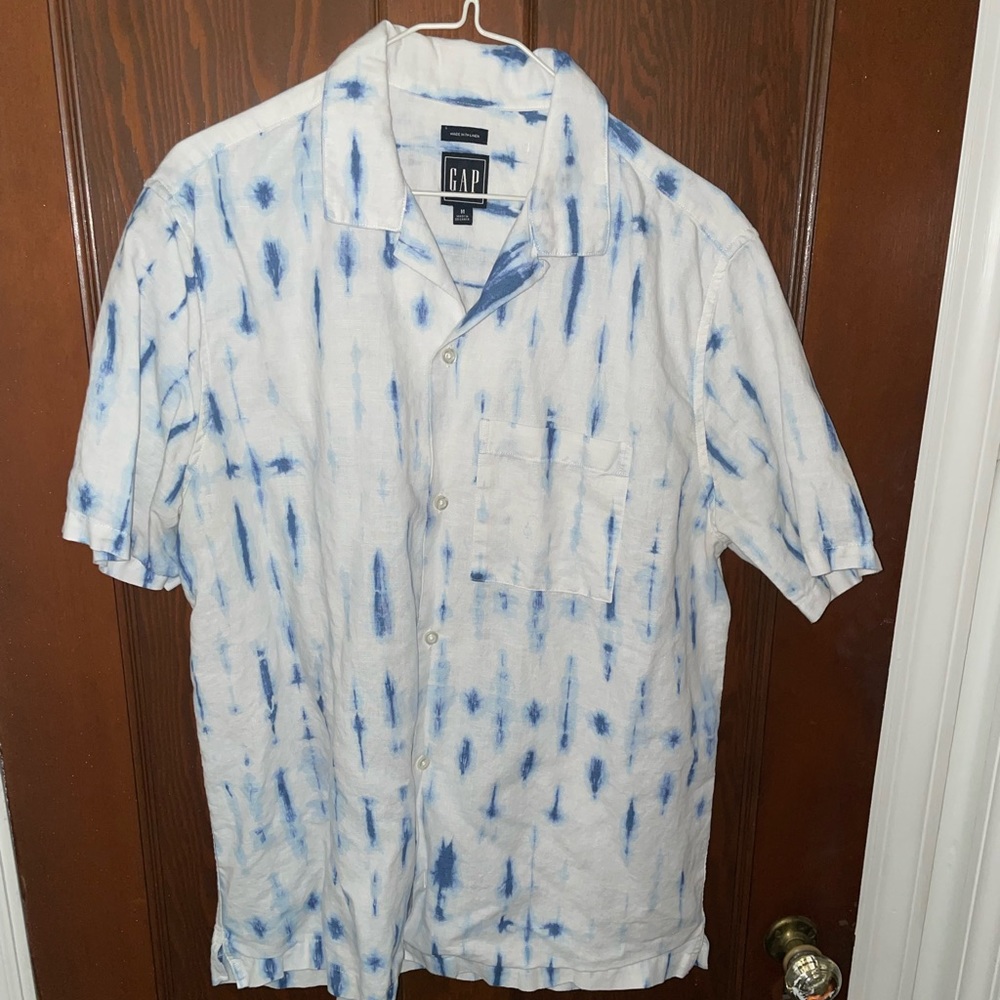GAP Mens short sleeve button down; White and royal blue